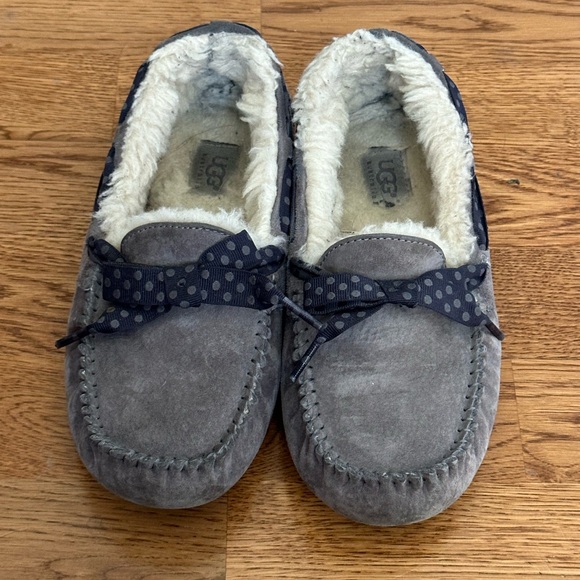 UGG Dakota 78 Moccasins Shearling Gray Suede Navy Blue Polk a Dot Ribbon Size 7 - Picture 2 of 13